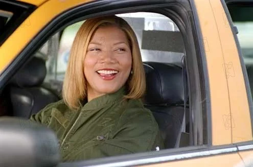 Imagem que mostra uma mulher negra de cabelo crespo e branco e de óculos